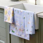 https://s3-ap-southeast-2.amazonaws.com/fusionfactory.commerceconnect.bbnt.production/pim_media/000/207/674/M_F_Easter_25_Location-Macedon_Tea-Towels_Happy-Geese-ter_SI.jpg?1769564103
