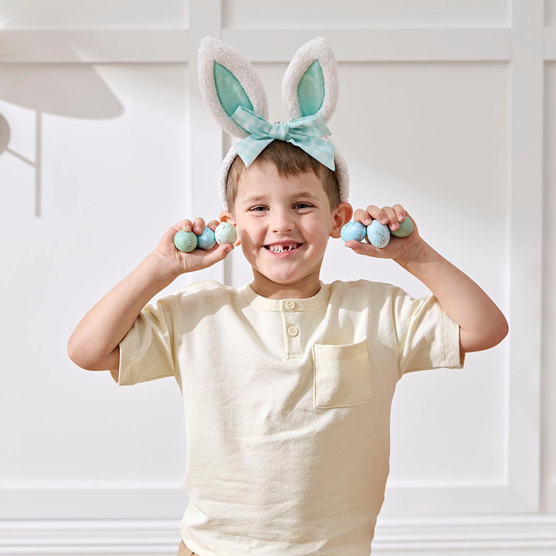 https://s3-ap-southeast-2.amazonaws.com/fusionfactory.commerceconnect.bbnt.production/pim_media/000/207/649/M_F_Easter_26_Studio_Headbands_Glasses-Boucle_Gingham-Boucle_Daisy-T1_Close-up_SI.jpg?1769560457