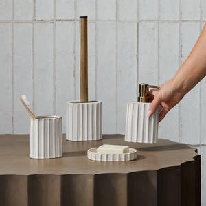 https://s3-ap-southeast-2.amazonaws.com/fusionfactory.commerceconnect.bbnt.production/pim_media/000/164/121/M_F_Grove-Bathroom_Natural_23167_R_LS_SI.jpg?1716856521
