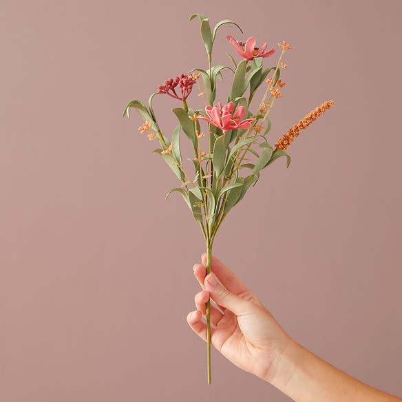 https://s3-ap-southeast-2.amazonaws.com/fusionfactory.commerceconnect.bbnt.production/pim_media/000/160/793/M_F_LS_W24_Decorator_Floral_Spray_Pink_02_SI.jpg?1708577676