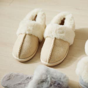 https://s3-ap-southeast-2.amazonaws.com/fusionfactory.commerceconnect.bbnt.production/pim_media/000/160/993/M_F_LS_W24_Flannelette_Campaign_Luxury_Fox_Fur_Boot_Oatmeal_SI.jpg?1709081150