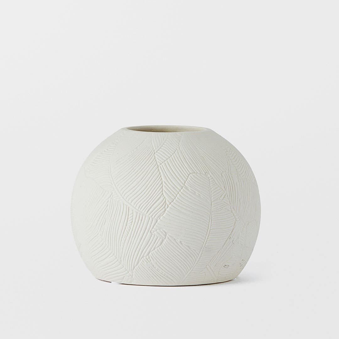 https://s3-ap-southeast-2.amazonaws.com/fusionfactory.commerceconnect.bbnt.production/pim_media/000/169/323/M_F_Linear-Leaf-Ceramic-Vase-Squat_White_25878401_SI.jpg?1725521719