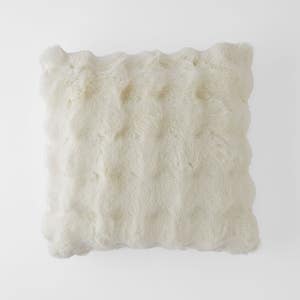https://s3-ap-southeast-2.amazonaws.com/fusionfactory.commerceconnect.bbnt.production/pim_media/000/160/273/M_F_Malmo-Fur-Cushion_Ivory_23175801_SI.jpg?1707865308