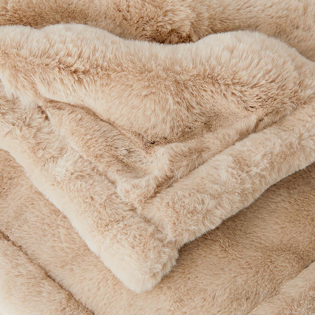 https://s3-ap-southeast-2.amazonaws.com/fusionfactory.commerceconnect.bbnt.production/pim_media/000/161/557/M_F_Malmo-Fur-Throw_Pumice_23175702_Detail_SI.jpg?1709598980