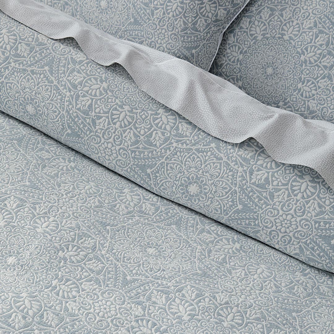 https://s3-ap-southeast-2.amazonaws.com/fusionfactory.commerceconnect.bbnt.production/pim_media/000/163/949/M_F_S24-25_Bedlinen_BOP_Arlen_QQC_Detail-01_SI.jpg?1716170605