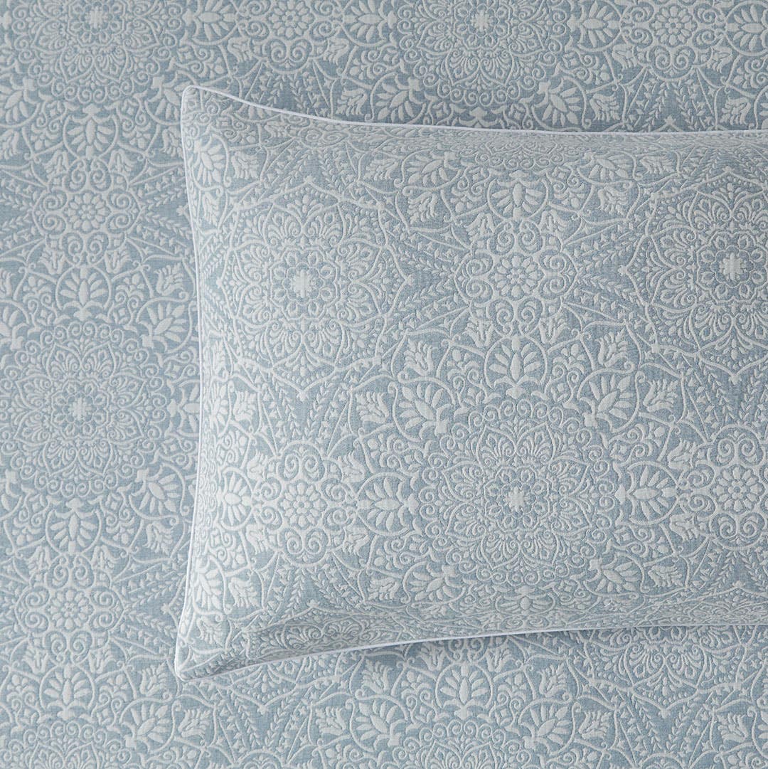 https://s3-ap-southeast-2.amazonaws.com/fusionfactory.commerceconnect.bbnt.production/pim_media/000/163/948/M_F_S24-25_Bedlinen_BOP_Arlen_QQC_Detail-02_SI.jpg?1716170581