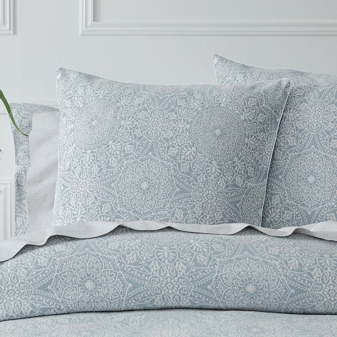 https://s3-ap-southeast-2.amazonaws.com/fusionfactory.commerceconnect.bbnt.production/pim_media/000/163/954/M_F_S24-25_Bedlinen_BOP_Arlen_QQC_Euro_SI.jpg?1716170710