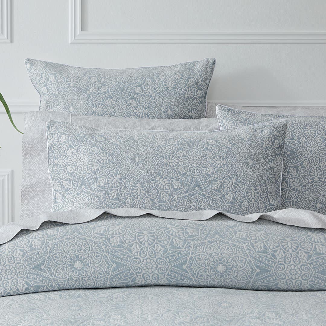 https://s3-ap-southeast-2.amazonaws.com/fusionfactory.commerceconnect.bbnt.production/pim_media/000/163/953/M_F_S24-25_Bedlinen_BOP_Arlen_QQC_Pillow_SI.jpg?1716170694