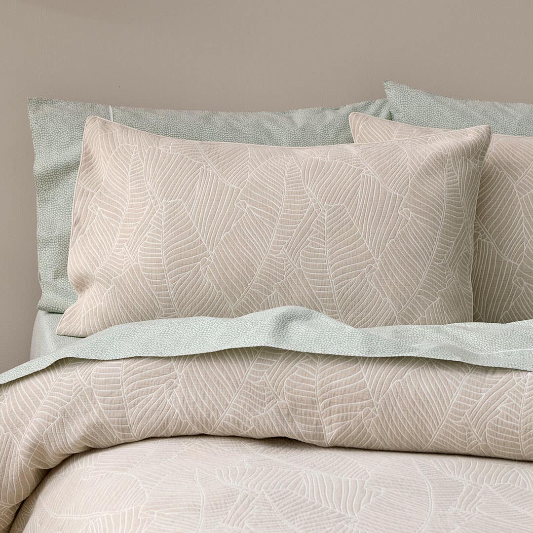 https://s3-ap-southeast-2.amazonaws.com/fusionfactory.commerceconnect.bbnt.production/pim_media/000/165/572/M_F_S24-25_Bedlinen_BOP_Bengali_Taupe_QQC_Pillow_SI.jpg?1719983433