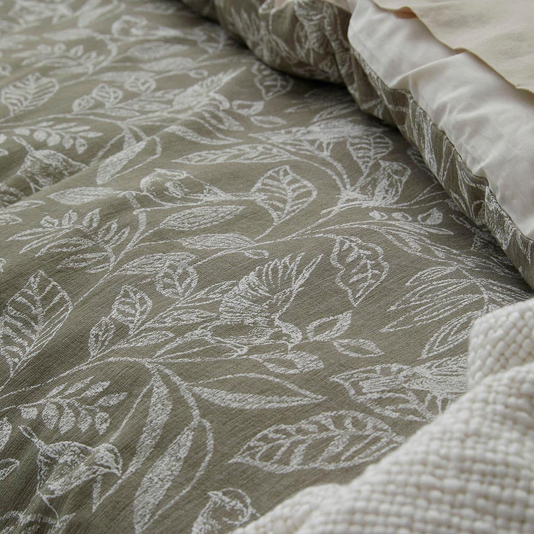 https://s3-ap-southeast-2.amazonaws.com/fusionfactory.commerceconnect.bbnt.production/pim_media/000/171/045/M_F_S24-25_Bedlinen_BOP_Birdsong_QQC_Marketing_Detail-01_SI.jpg?1727246716