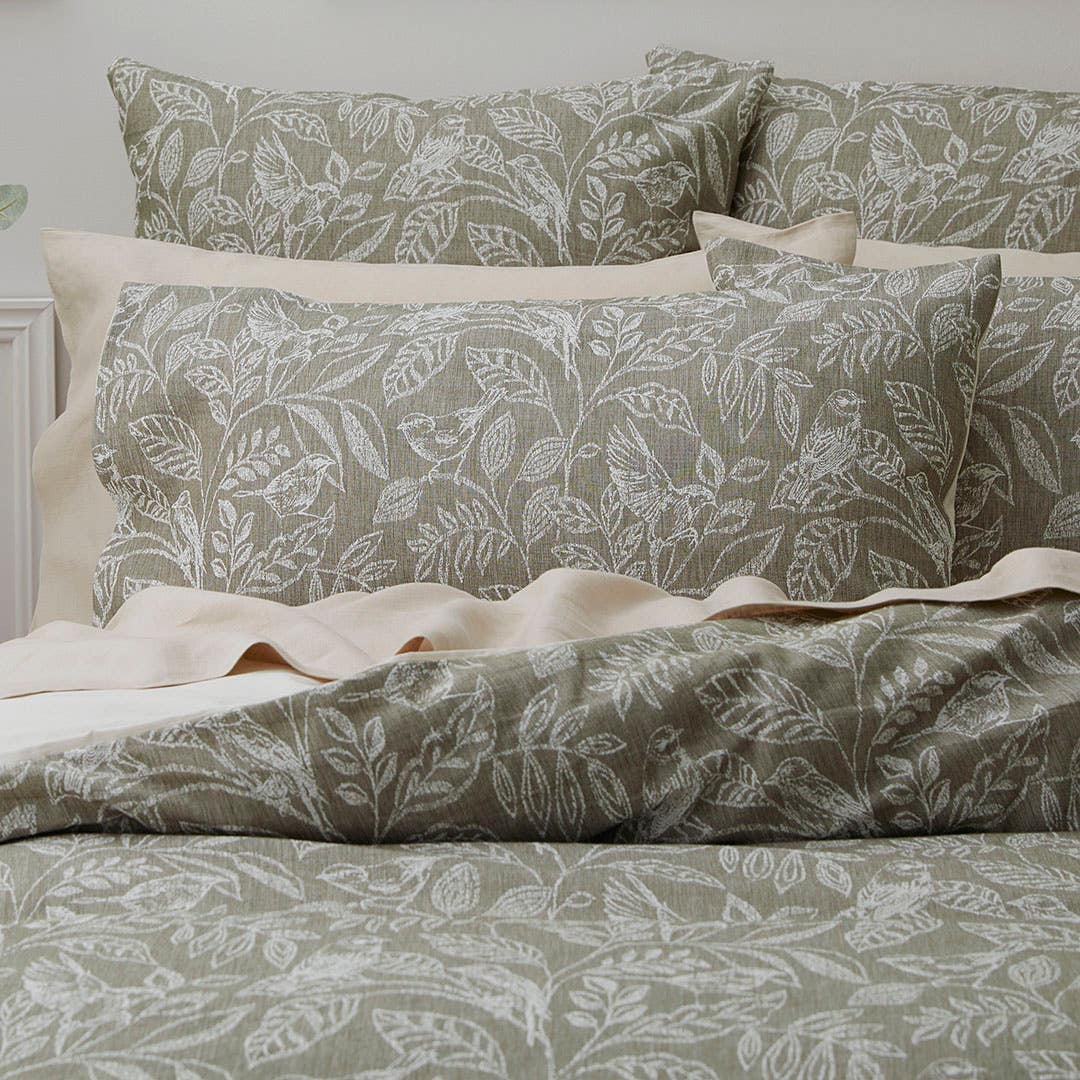 https://s3-ap-southeast-2.amazonaws.com/fusionfactory.commerceconnect.bbnt.production/pim_media/000/171/044/M_F_S24-25_Bedlinen_BOP_Birdsong_QQC_Pillow_SI.jpg?1727246716