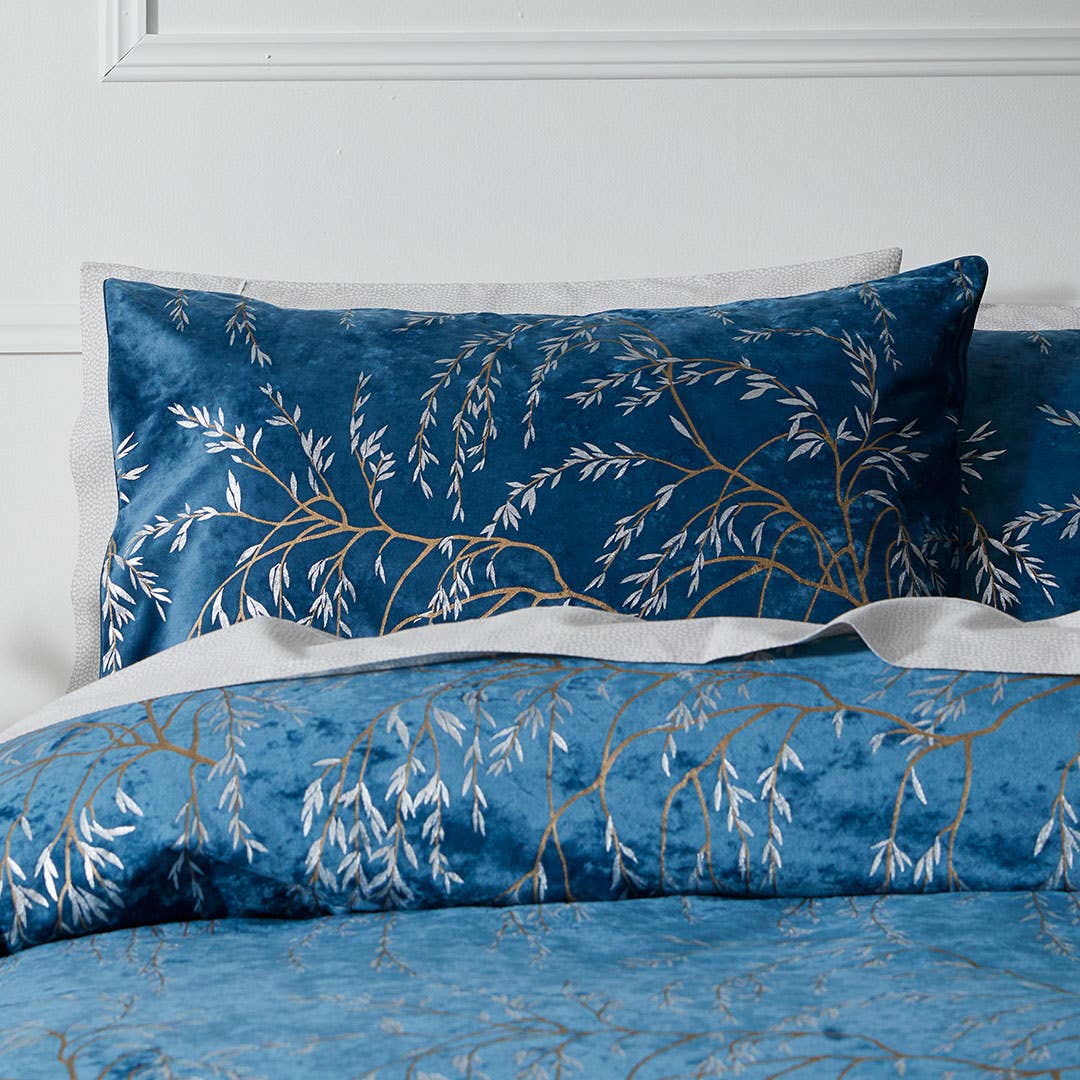https://s3-ap-southeast-2.amazonaws.com/fusionfactory.commerceconnect.bbnt.production/pim_media/000/163/787/M_F_S24-25_Bedlinen_BOP_Gwendoline_QQC_Pillow_SI.jpg?1715643068