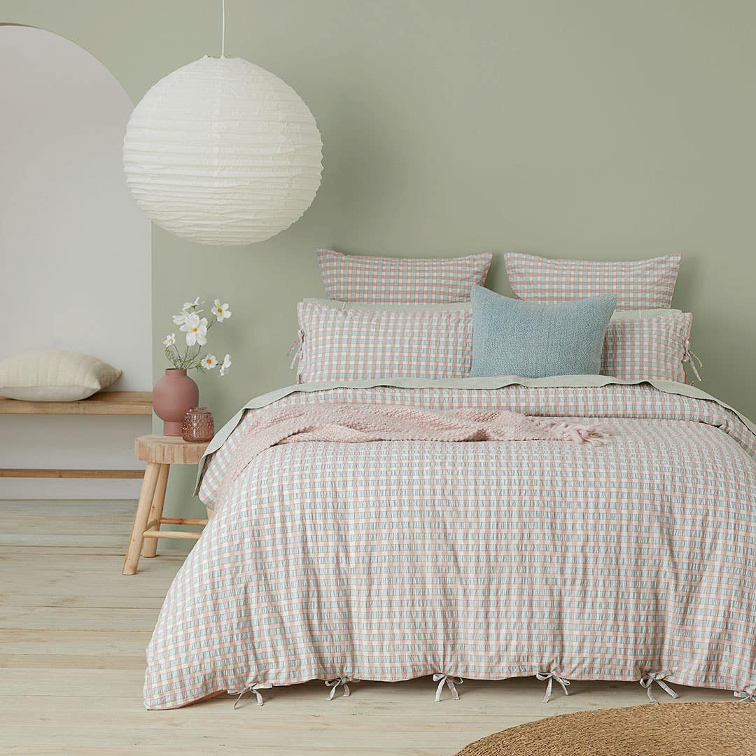 https://s3-ap-southeast-2.amazonaws.com/fusionfactory.commerceconnect.bbnt.production/pim_media/000/164/529/M_F_S24-25_Bedlinen_BOP_Leah_Blush_QQC_SI.jpg?1718082116