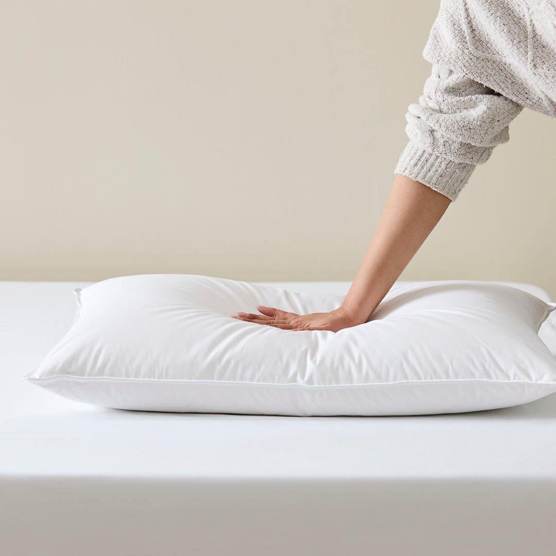 https://s3-ap-southeast-2.amazonaws.com/fusionfactory.commerceconnect.bbnt.production/pim_media/000/170/750/M_F_S24-25_Cat-Stacks_Pillow_Firmness_Test_Platinum_Duck_SI.jpg?1727161126