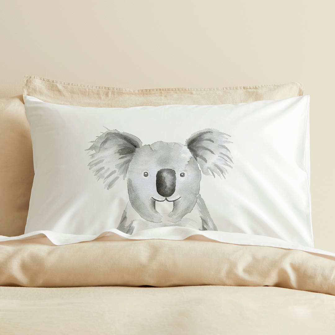 https://s3-ap-southeast-2.amazonaws.com/fusionfactory.commerceconnect.bbnt.production/pim_media/000/193/251/M_F_S24-25_Novelty_Pillow_Cases_BOP_KOALA-FACE_Novelty-PC_SI.jpg?1744064053