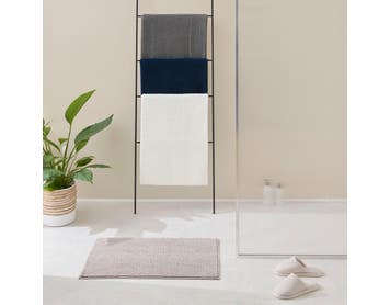 https://s3-ap-southeast-2.amazonaws.com/fusionfactory.commerceconnect.bbnt.production/pim_media/000/174/511/M_F_S24-25_Summer_LS_Studio_Bathmats-Bobble_BM_Stone_SI.jpg?1730150646