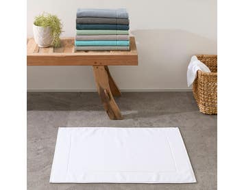 https://s3-ap-southeast-2.amazonaws.com/fusionfactory.commerceconnect.bbnt.production/pim_media/000/174/149/M_F_S24-25_Summer_LS_Studio_Bathmats-Boston_BM_White.jpg?1729813301