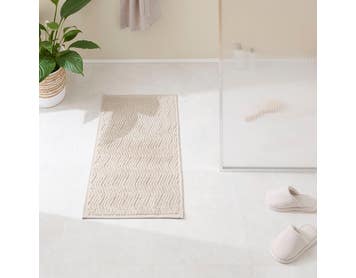 https://s3-ap-southeast-2.amazonaws.com/fusionfactory.commerceconnect.bbnt.production/pim_media/000/174/531/M_F_S24-25_Summer_LS_Studio_Bathmats-Chevron_BM_Natural_SI.jpg?1730152595