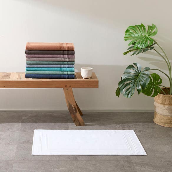 https://s3-ap-southeast-2.amazonaws.com/fusionfactory.commerceconnect.bbnt.production/pim_media/000/174/415/M_F_S24-25_Summer_LS_Studio_Bathmats-Indulgence_BM-Snow_SI.jpg?1730097413