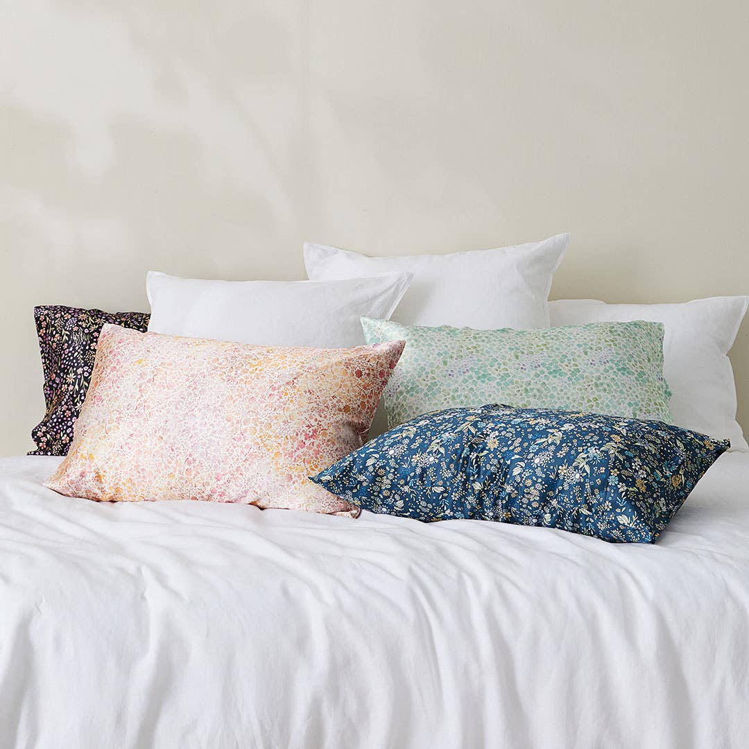 https://s3-ap-southeast-2.amazonaws.com/fusionfactory.commerceconnect.bbnt.production/pim_media/000/159/673/M_F_S24-W24_Mulberry_Silk_Editorial_Transeasonal_Core_Range-26_SI.jpg?1706752904