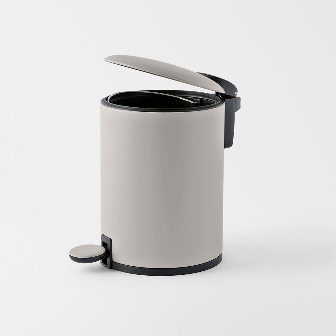 https://s3-ap-southeast-2.amazonaws.com/fusionfactory.commerceconnect.bbnt.production/pim_media/000/202/922/M_F_S25-26_3L-Soft-Closing-Pedal-Bin_Pumice_21908503_V2_SI.jpg?1760419122