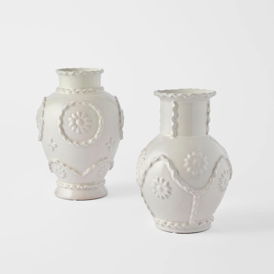 https://s3-ap-southeast-2.amazonaws.com/fusionfactory.commerceconnect.bbnt.production/pim_media/000/202/314/M_F_S25-26_Anelle-Ceramic-Urn-Vase_Range_White_26625_R_SI.jpg?1759649669