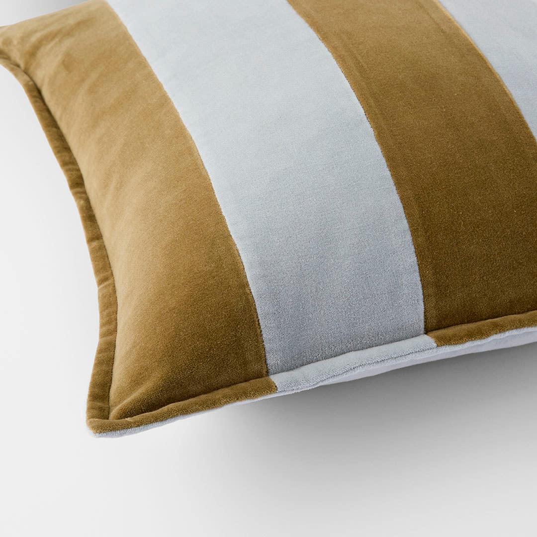 https://s3-ap-southeast-2.amazonaws.com/fusionfactory.commerceconnect.bbnt.production/pim_media/000/202/767/M_F_S25-26_Bates-Velvet-Cushion_Olive-Blue_26610101_Detail_SI.jpg?1760068541
