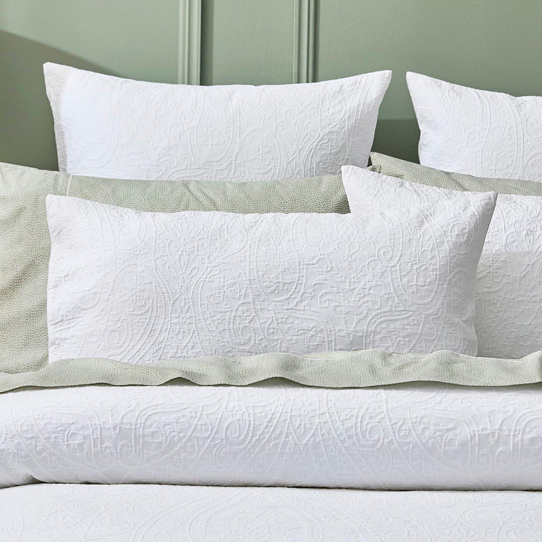 https://s3-ap-southeast-2.amazonaws.com/fusionfactory.commerceconnect.bbnt.production/pim_media/000/198/491/M_F_S25-26_Bedlinen_BOP_Alba_QQC_Pillow_SI.jpg?1753766350