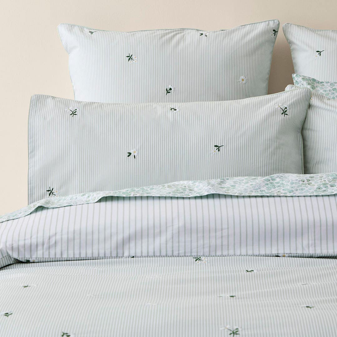 https://s3-ap-southeast-2.amazonaws.com/fusionfactory.commerceconnect.bbnt.production/pim_media/000/203/331/M_F_S25-26_Bedlinen_BOP_Bella_QQC_Pillow_SI.jpg?1761273337