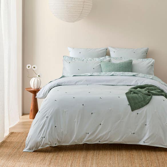 https://s3-ap-southeast-2.amazonaws.com/fusionfactory.commerceconnect.bbnt.production/pim_media/000/203/333/M_F_S25-26_Bedlinen_BOP_Bella_QQC_SI.jpg?1761273337