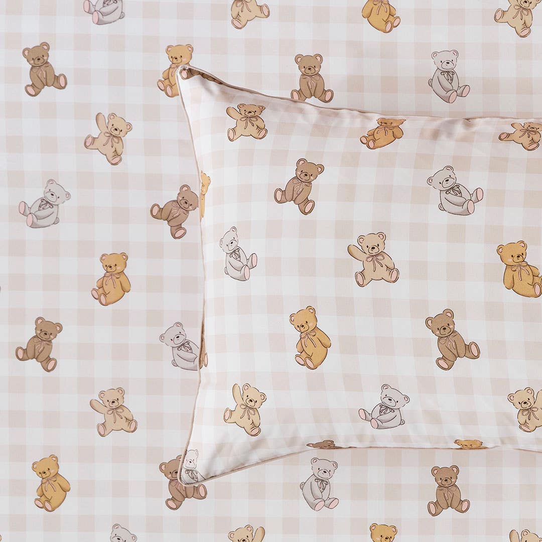 https://s3-ap-southeast-2.amazonaws.com/fusionfactory.commerceconnect.bbnt.production/pim_media/000/194/838/M_F_S25-26_Bedlinen_BOP_Cuddly_Bear_QQC_Detail-2_SI.jpg?1747016810