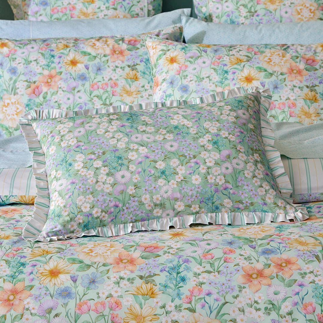 https://s3-ap-southeast-2.amazonaws.com/fusionfactory.commerceconnect.bbnt.production/pim_media/000/194/867/M_F_S25-26_Bedlinen_BOP_Cynthia_Cushion_SI.jpg?1747022425