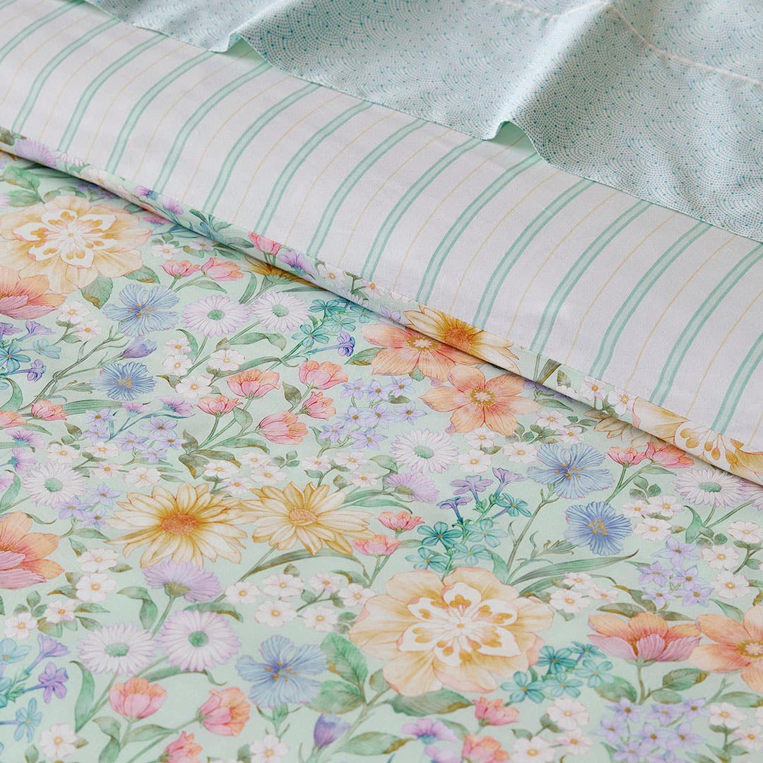 https://s3-ap-southeast-2.amazonaws.com/fusionfactory.commerceconnect.bbnt.production/pim_media/000/194/868/M_F_S25-26_Bedlinen_BOP_Cynthia_Detail-1_SI.jpg?1747022425