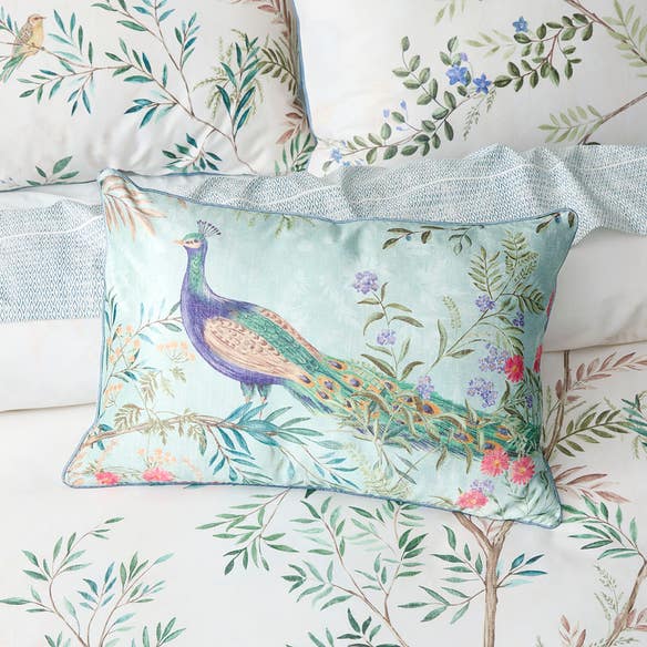 https://s3-ap-southeast-2.amazonaws.com/fusionfactory.commerceconnect.bbnt.production/pim_media/000/194/401/M_F_S25-26_Bedlinen_BOP_Eden_QQC_Eden_Cuchion_Detail_SI.jpg?1745995154