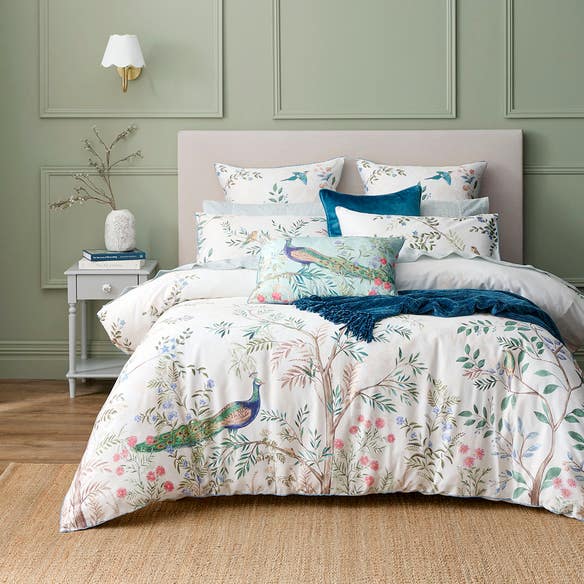 https://s3-ap-southeast-2.amazonaws.com/fusionfactory.commerceconnect.bbnt.production/pim_media/000/194/406/M_F_S25-26_Bedlinen_BOP_Eden_QQC_SI.jpg?1745995269