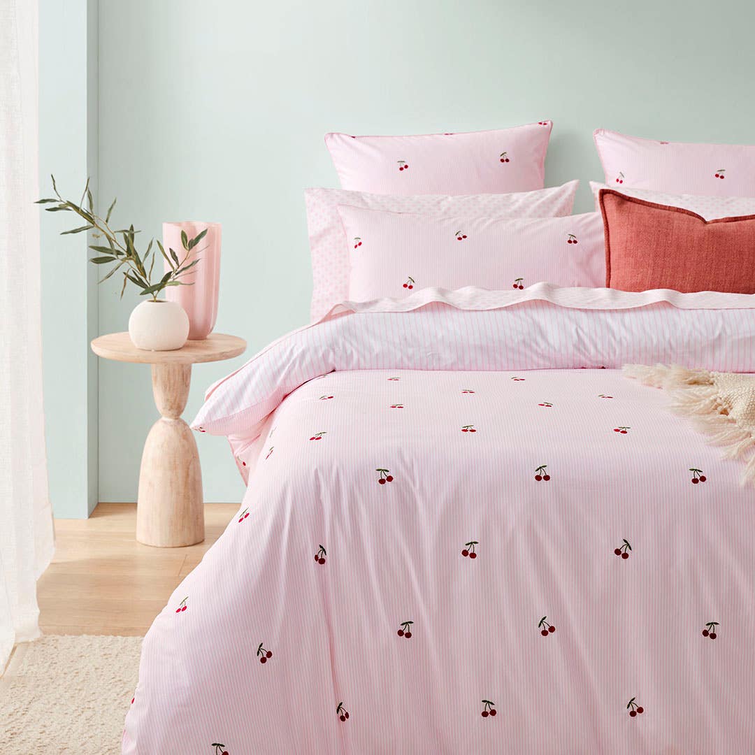 https://s3-ap-southeast-2.amazonaws.com/fusionfactory.commerceconnect.bbnt.production/pim_media/000/201/217/M_F_S25-26_Bedlinen_BOP_Emily_QQC_Marketing_2_SI.jpg?1758070015