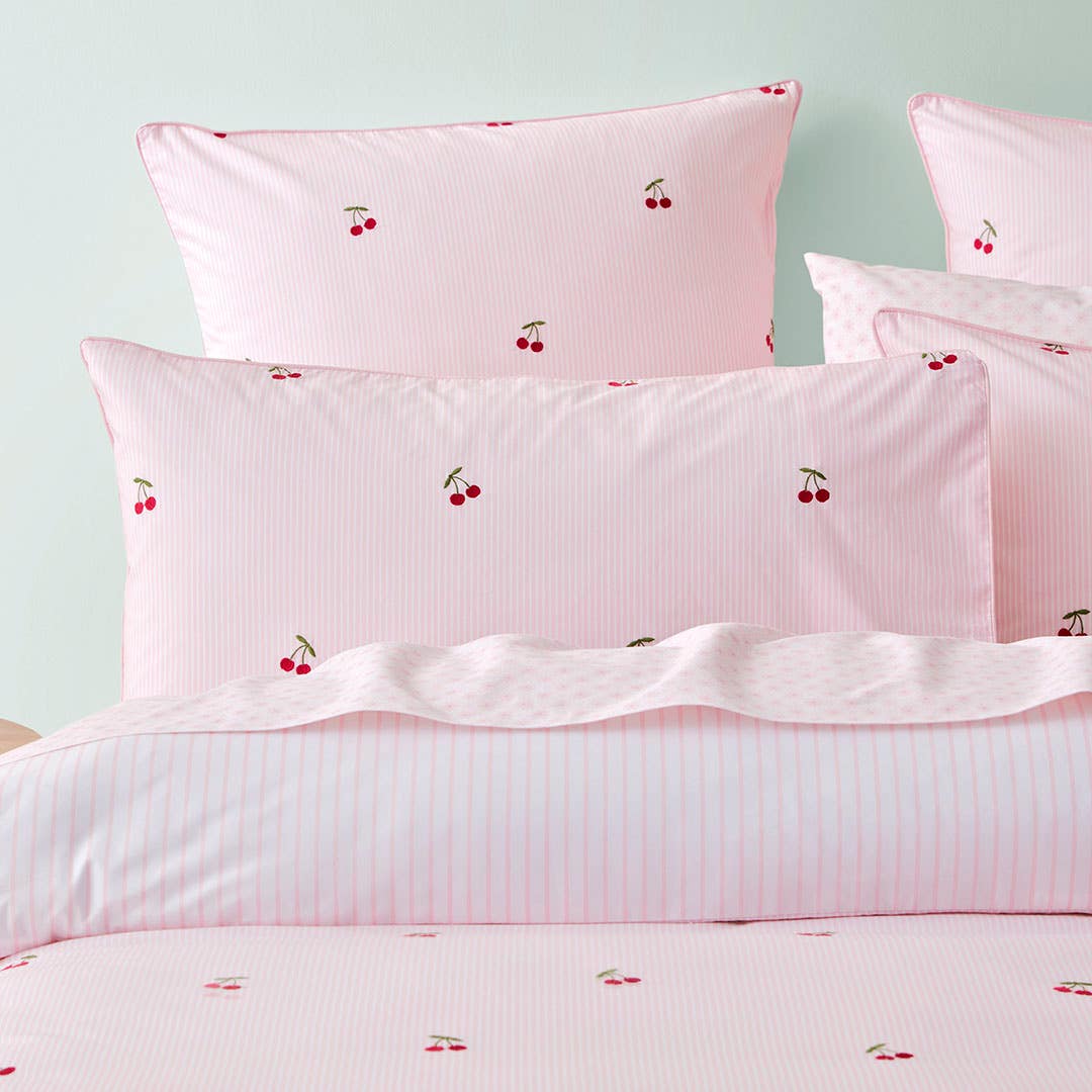 https://s3-ap-southeast-2.amazonaws.com/fusionfactory.commerceconnect.bbnt.production/pim_media/000/201/218/M_F_S25-26_Bedlinen_BOP_Emily_QQC_Pillow_SI.jpg?1758070015