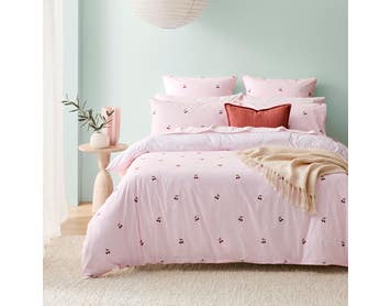 https://s3-ap-southeast-2.amazonaws.com/fusionfactory.commerceconnect.bbnt.production/pim_media/000/201/220/M_F_S25-26_Bedlinen_BOP_Emily_QQC_SI.jpg?1758070016