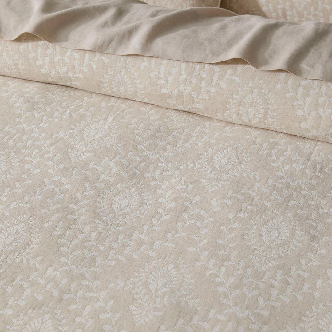 https://s3-ap-southeast-2.amazonaws.com/fusionfactory.commerceconnect.bbnt.production/pim_media/000/200/281/M_F_S25-26_Bedlinen_BOP_Florencia_QQC_Detail_1_SI.jpg?1756682769