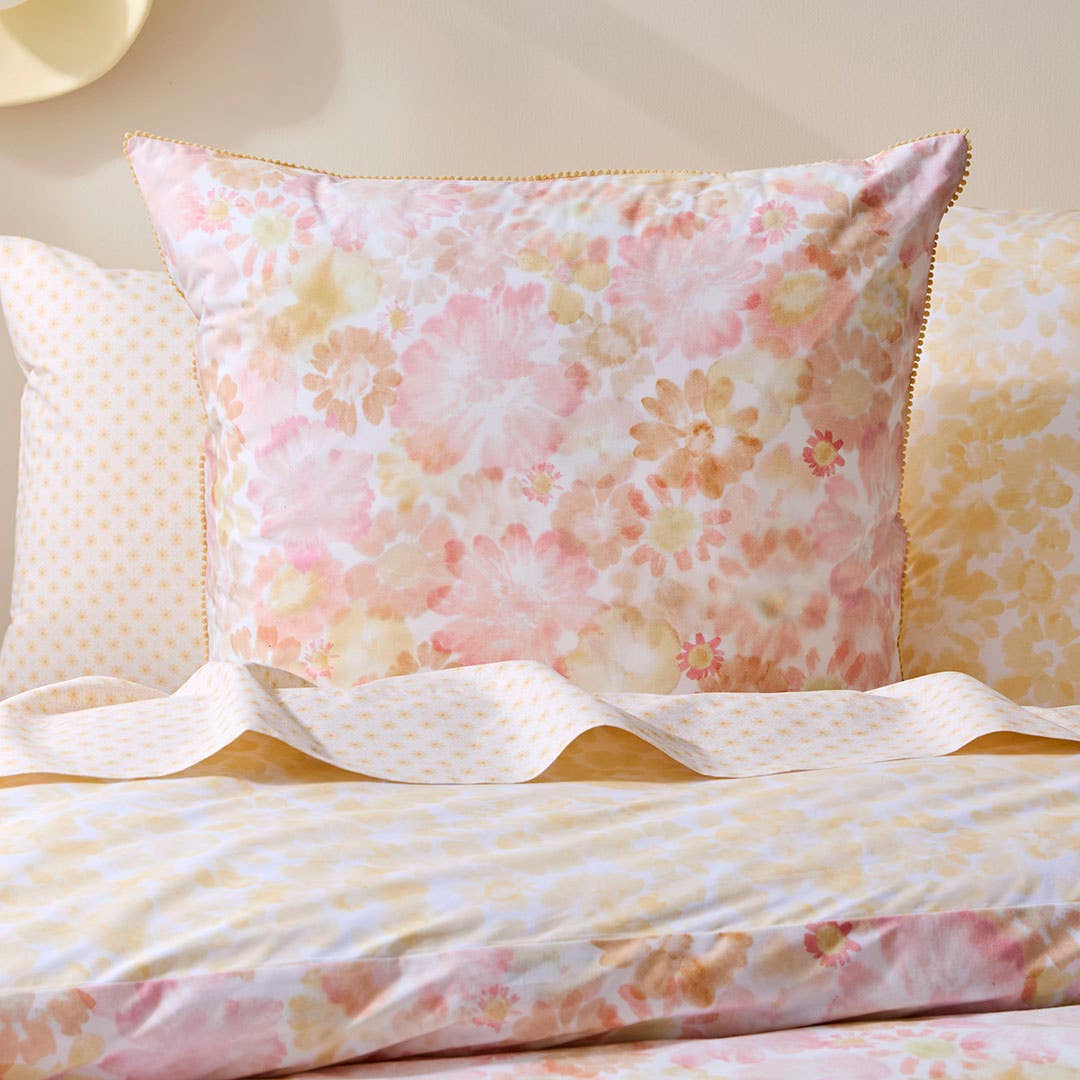 https://s3-ap-southeast-2.amazonaws.com/fusionfactory.commerceconnect.bbnt.production/pim_media/000/194/610/M_F_S25-26_Bedlinen_BOP_Izzie_QQC_Euro_SI.jpg?1746494705