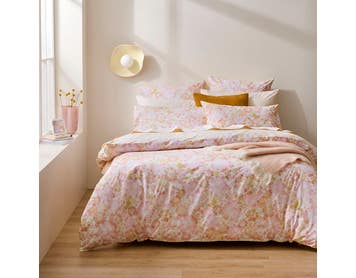 https://s3-ap-southeast-2.amazonaws.com/fusionfactory.commerceconnect.bbnt.production/pim_media/000/194/606/M_F_S25-26_Bedlinen_BOP_Izzie_QQC_SI.jpg?1746494703