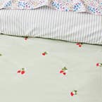 https://s3-ap-southeast-2.amazonaws.com/fusionfactory.commerceconnect.bbnt.production/pim_media/000/201/705/M_F_S25-26_Bedlinen_BOP_Jenny_QQC_Detail_1_SI.jpg?1759106756