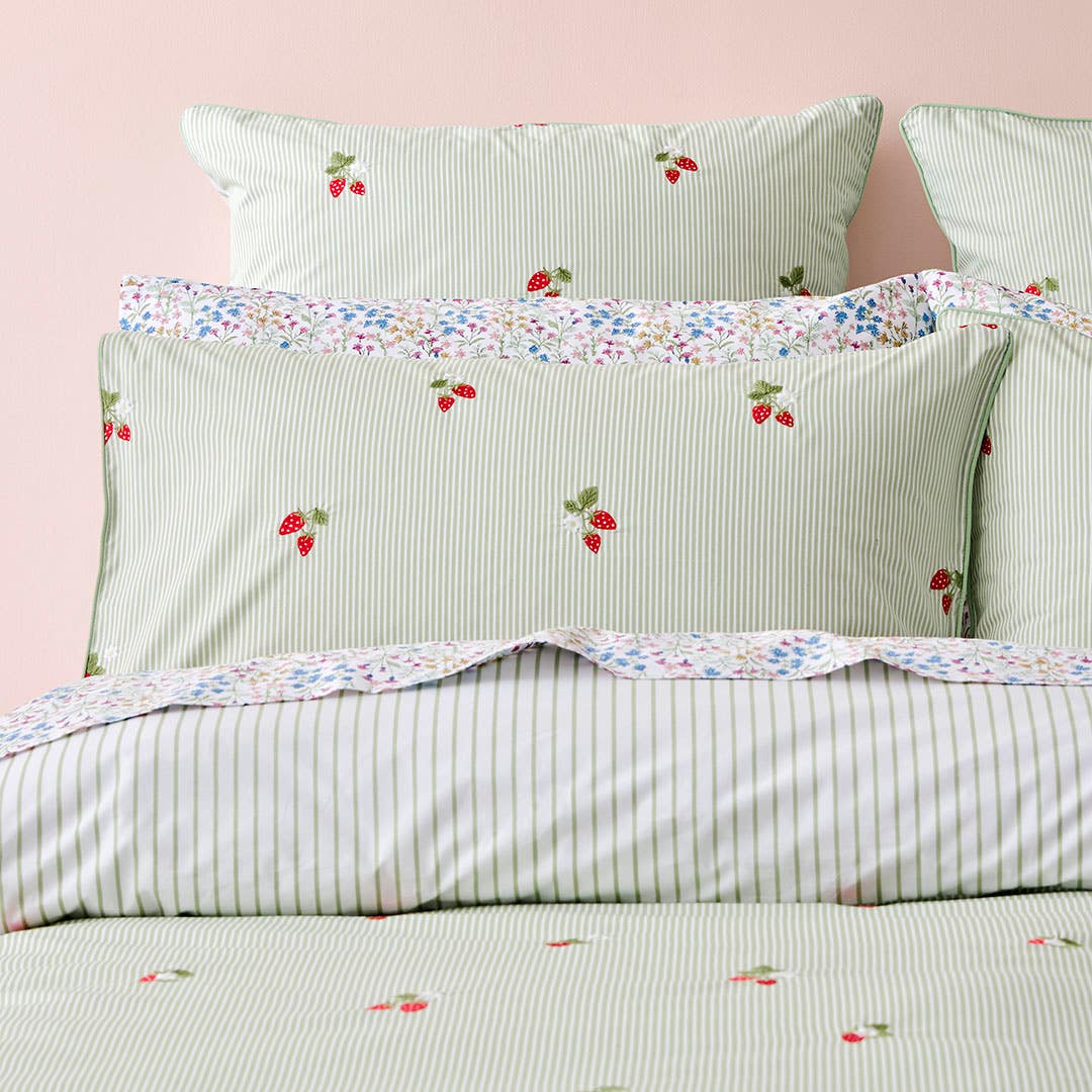 https://s3-ap-southeast-2.amazonaws.com/fusionfactory.commerceconnect.bbnt.production/pim_media/000/201/710/M_F_S25-26_Bedlinen_BOP_Jenny_QQC_Pillow_SI.jpg?1759106757