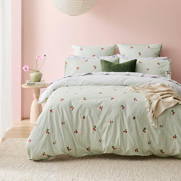 https://s3-ap-southeast-2.amazonaws.com/fusionfactory.commerceconnect.bbnt.production/pim_media/000/201/704/M_F_S25-26_Bedlinen_BOP_Jenny_QQC_SI.jpg?1759106756
