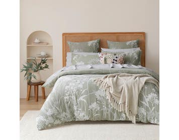 https://s3-ap-southeast-2.amazonaws.com/fusionfactory.commerceconnect.bbnt.production/pim_media/000/195/334/M_F_S25-26_Bedlinen_BOP_Milford-Sage_QQC_SI.jpg?1747721687