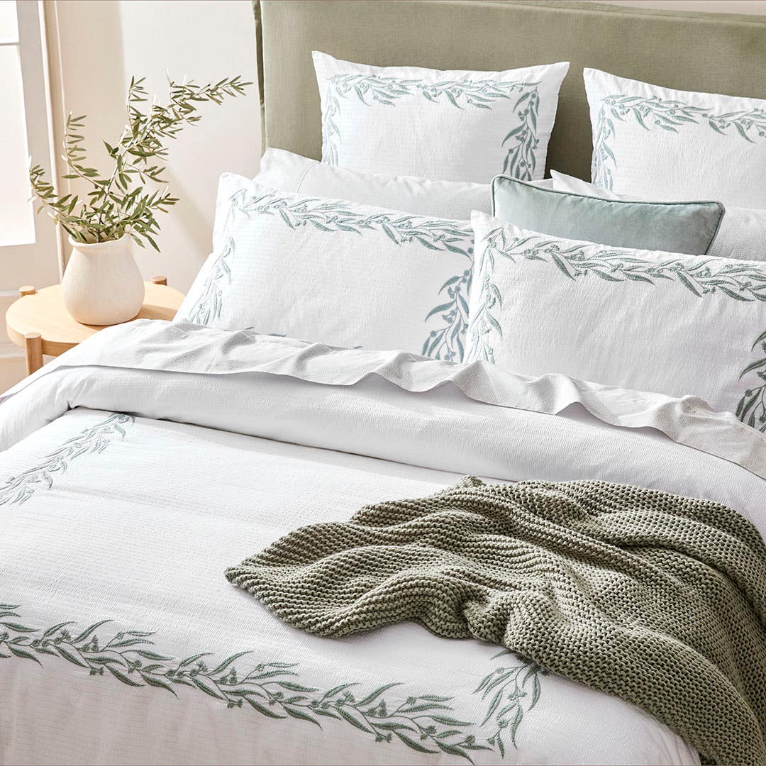 https://s3-ap-southeast-2.amazonaws.com/fusionfactory.commerceconnect.bbnt.production/pim_media/000/201/184/M_F_S25-26_Bedlinen_BOP_Sephos_QQC_Marketing_1_SI.jpg?1758068356