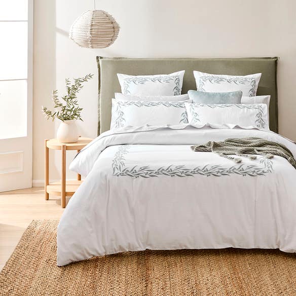 https://s3-ap-southeast-2.amazonaws.com/fusionfactory.commerceconnect.bbnt.production/pim_media/000/201/187/M_F_S25-26_Bedlinen_BOP_Sephos_QQC_SI.jpg?1758068357