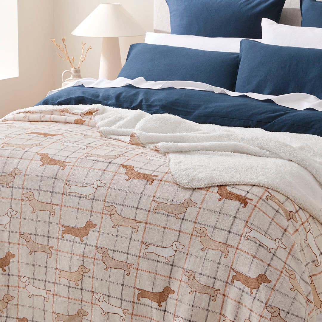 https://s3-ap-southeast-2.amazonaws.com/fusionfactory.commerceconnect.bbnt.production/pim_media/000/195/133/M_F_S25-26_Bedlinen_BOP_Sherpa_Blanket_Charlie_Detail-1_SI.jpg?1747375412
