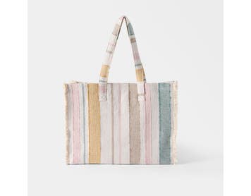 https://s3-ap-southeast-2.amazonaws.com/fusionfactory.commerceconnect.bbnt.production/pim_media/000/201/286/M_F_S25-26_Belize-Tote-Bag-w-Fringing_Natural-Pink-Multi_26527501_SI.jpg?1758081913
