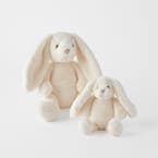 https://s3-ap-southeast-2.amazonaws.com/fusionfactory.commerceconnect.bbnt.production/pim_media/000/202/323/M_F_S25-26_Bobbie_Plush_Bunny_Range_Cream_25822_R_SI.jpg?1759650397